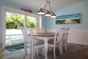 Individuell dekoriert, individuell eingerichtet, Bügeleisen/Bügelbrett