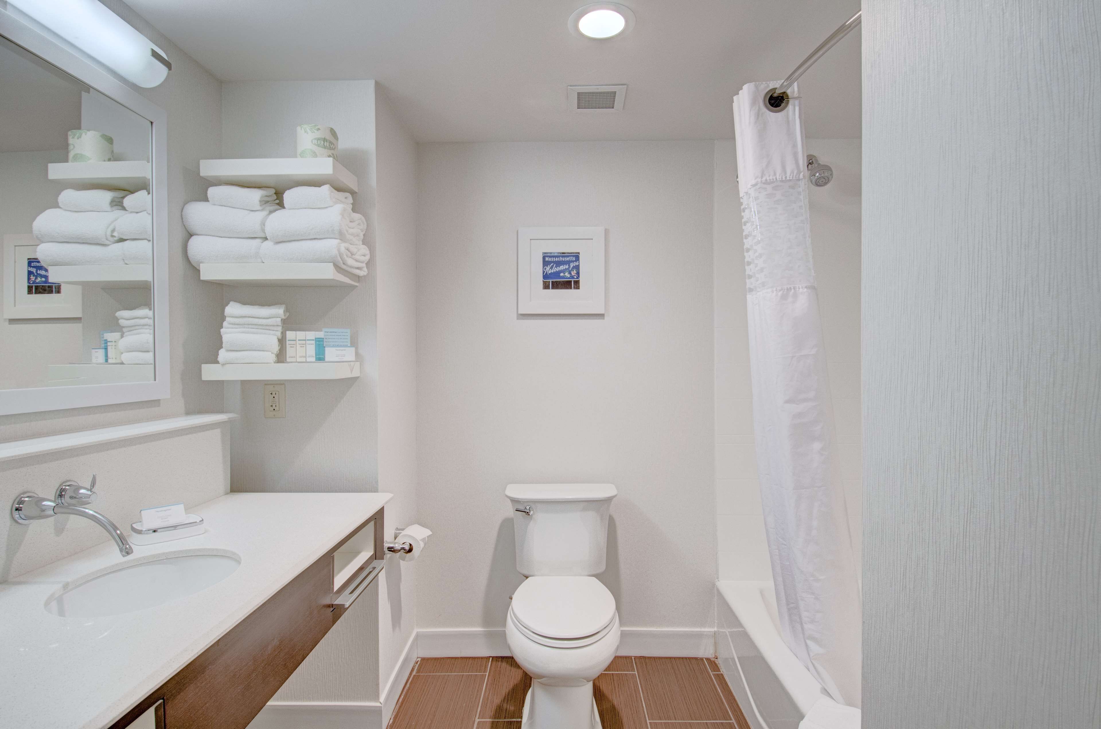 Artículos de tocador gratuitos, secador de pelo, toallas, jabón