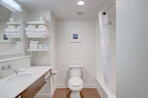 Free toiletries, hair dryer, towels, soap - Hampton Inn & Suites Springfield/Downtown (Springfield)