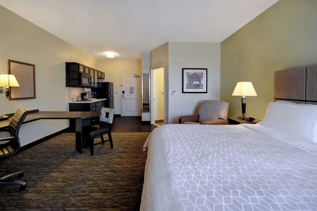 Studio Suite, 1 King Bed | Desk, laptop workspace, blackout curtains, iron/ironing board