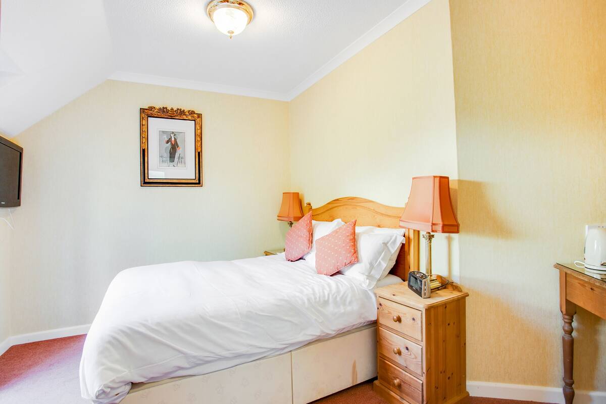 Classic Double Room, 1 Queen Bed | Desk, iron/ironing board (on request), WiFi (free), bed sheets