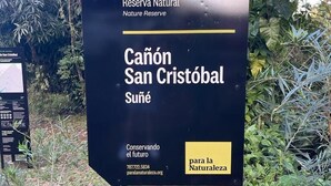 Un panneau indiquant l’entrée de la réserve naturelle de Canón San Cristóbal Suñé, mettant en valeur les efforts de conservation déployés et fournissant les coordonnées pour obtenir de plus amples informations.