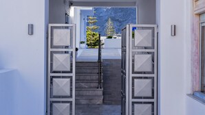 The entrance to Sant'ellini Boutique Hotel with a clear view of the stairs leading to the entrance. - Santellini Hotel (Santorini)