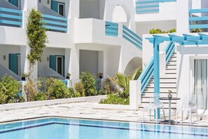 Outdoor pool - Santellini Hotel (Santorini)