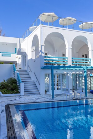 Courtyard - Santellini Hotel (Santorini)