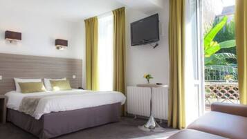 Superior-Vierbettzimmer | Zimmersafe, Schreibtisch, schallisolierte Zimmer, Bügeleisen/Bügelbrett