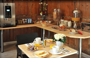 Daily buffet breakfast for a fee - Hôtel Atlantic (La Rochelle)