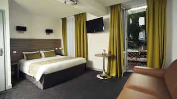 Superior fyrbäddsrum | Värdeförvaringsskåp på rummet, skrivbord och ljudisolering