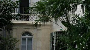A building with a stone facade, arched windows, and a small balcony. - Hôtel Atlantic (La Rochelle)
