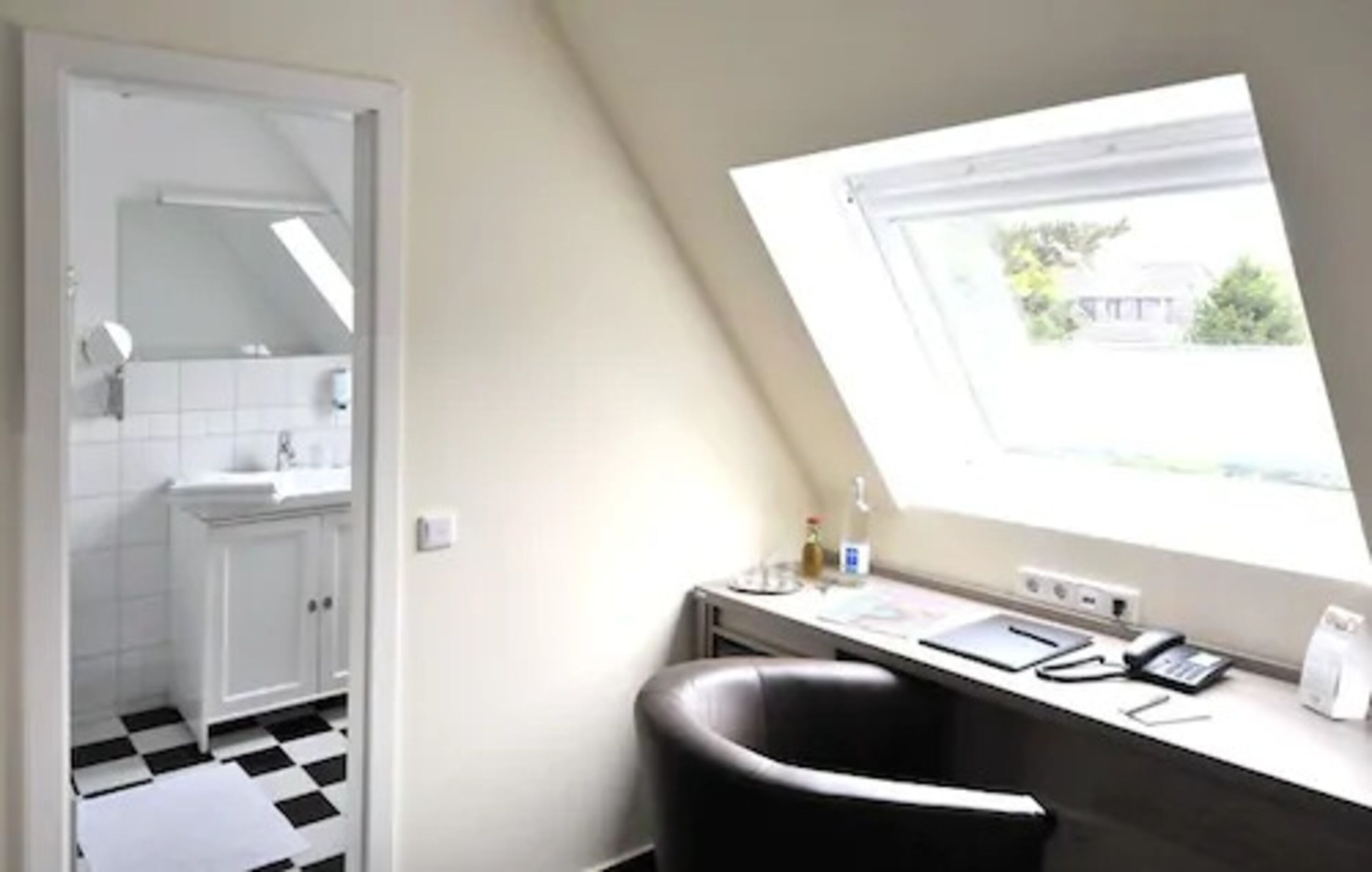 double room | living area | flat-screen tv, pay films