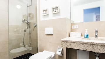 Apartment, Terrace | Bathroom | Shower, rainfall showerhead, free toiletries, hair dryer