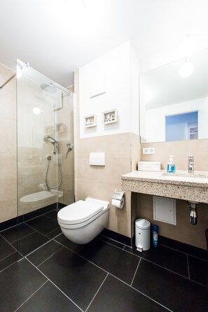 Apartamento, terraço | Banheiro | Chuveiro, chuveiro com efeito de chuva, produtos de toalete grátis 