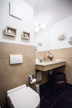 Departamento, Terraza | Baño | Regadera, regadera tipo lluvia, amenidades de baño gratuitas 