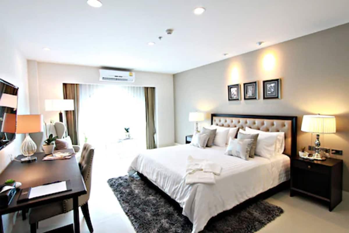 Cabana Room | Minibar, in-room safe, desk, soundproofing