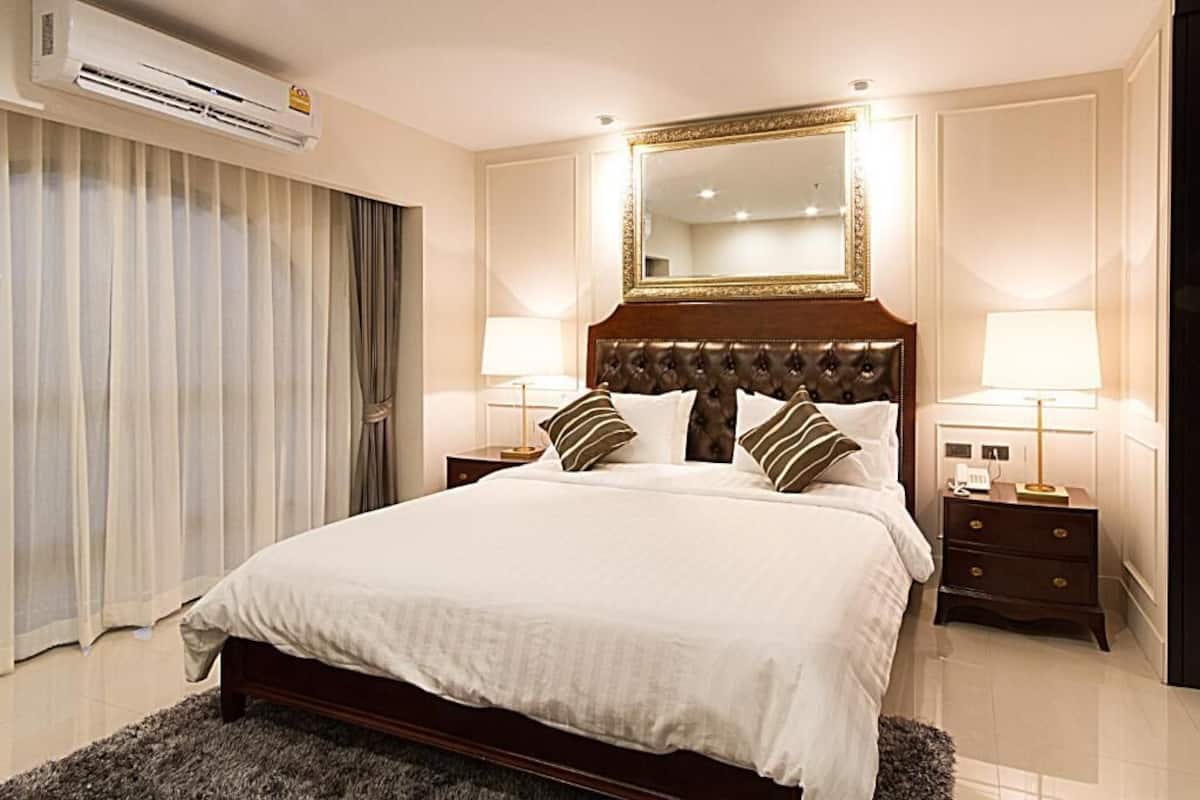 Family Room | Minibar, in-room safe, desk, soundproofing