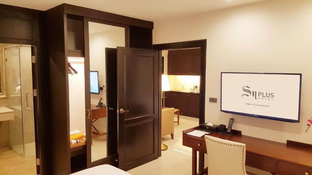 family room | minibar, in-room safe, desk, soundproofing