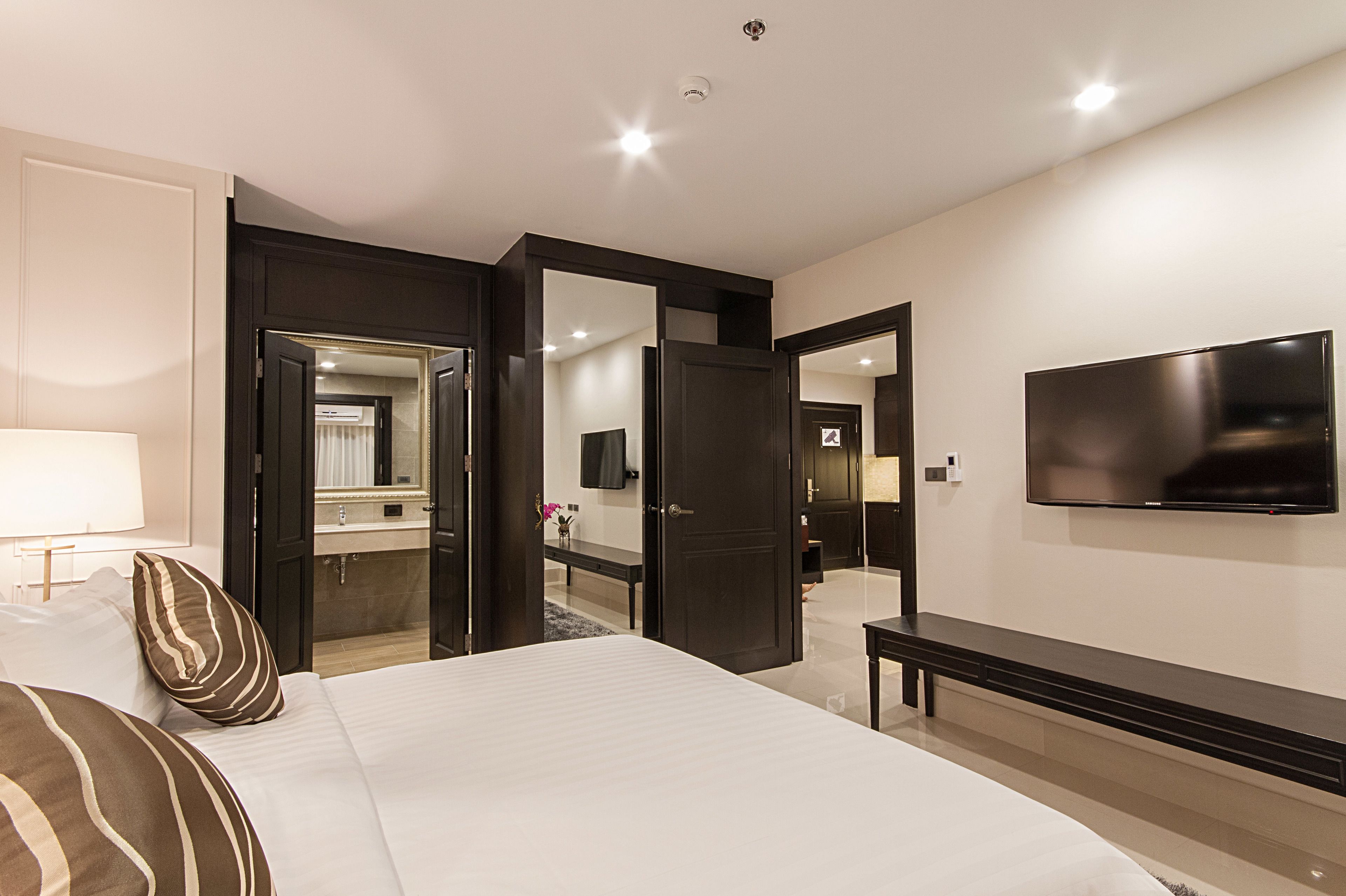 suite, 1 bedroom | minibar, in-room safe, desk, soundproofing