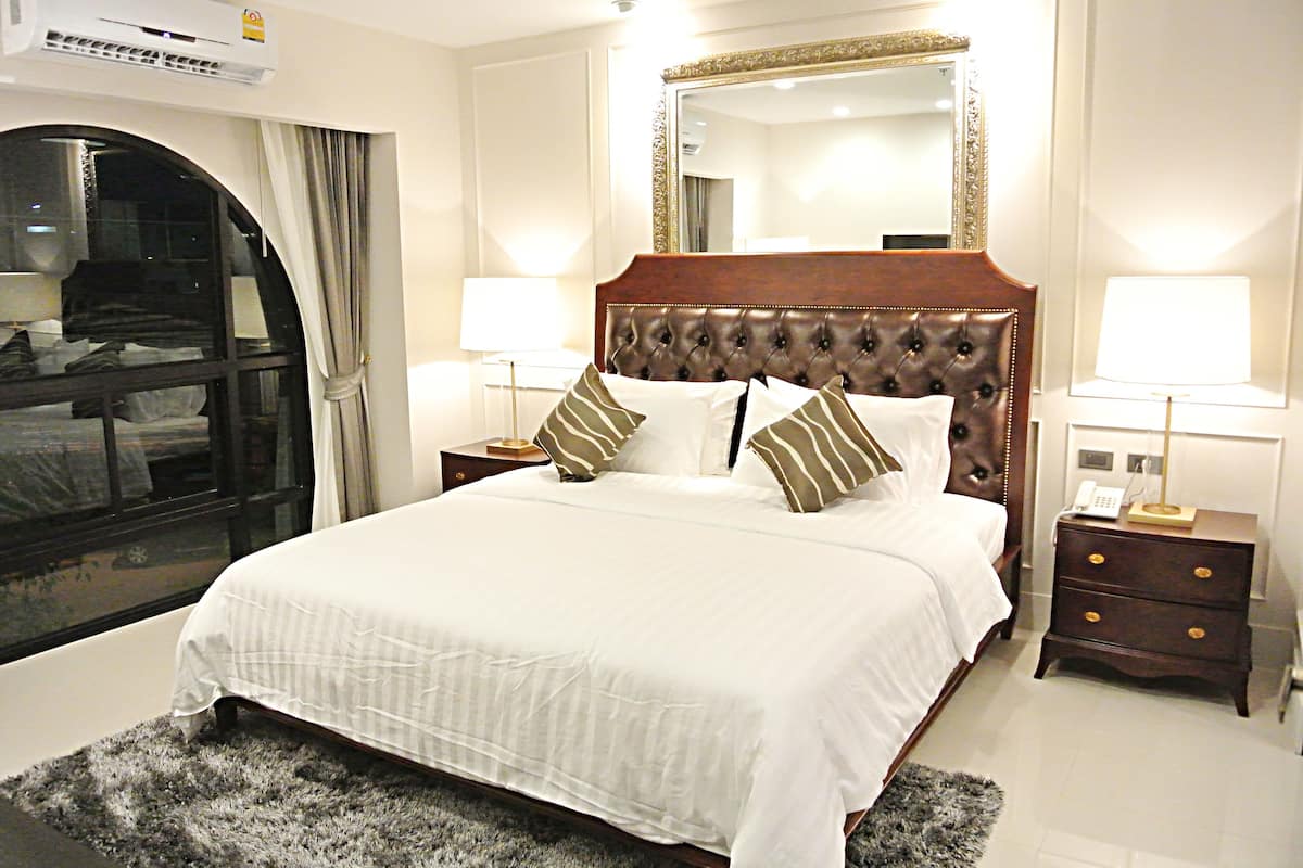 Suite, 1 Bedroom | Minibar, in-room safe, desk, soundproofing