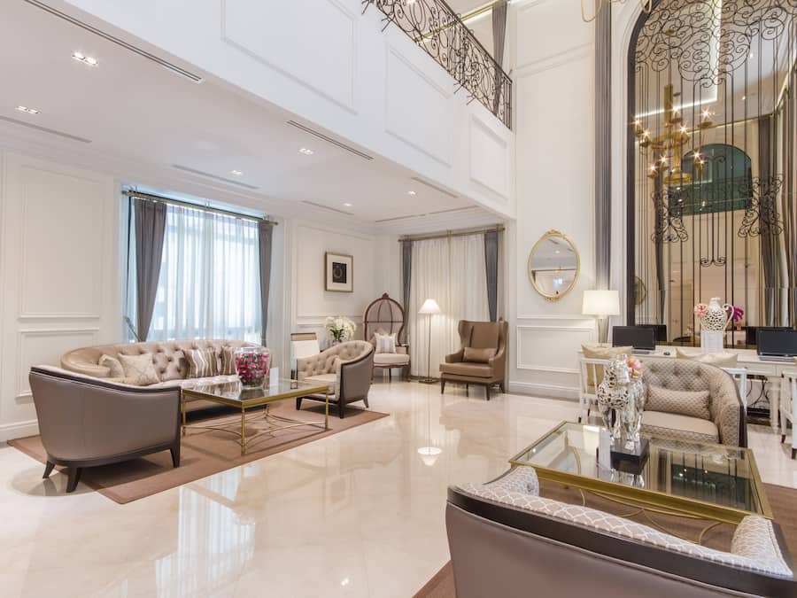 Área de estar no saguão