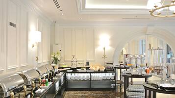 Sarapan prasmanan setiap hari (THB 250 per orang)