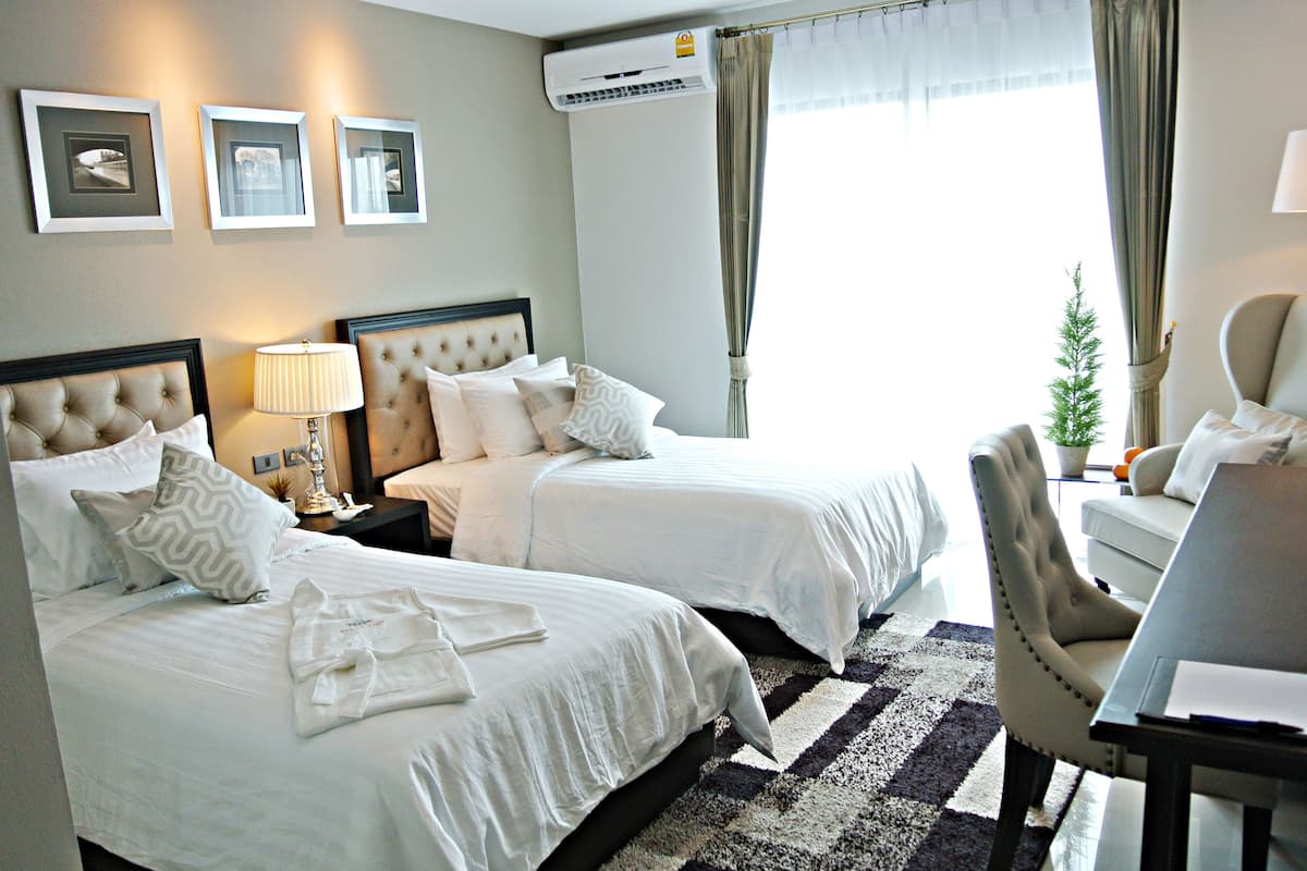 Luxury Room | Minibar, in-room safe, desk, soundproofing