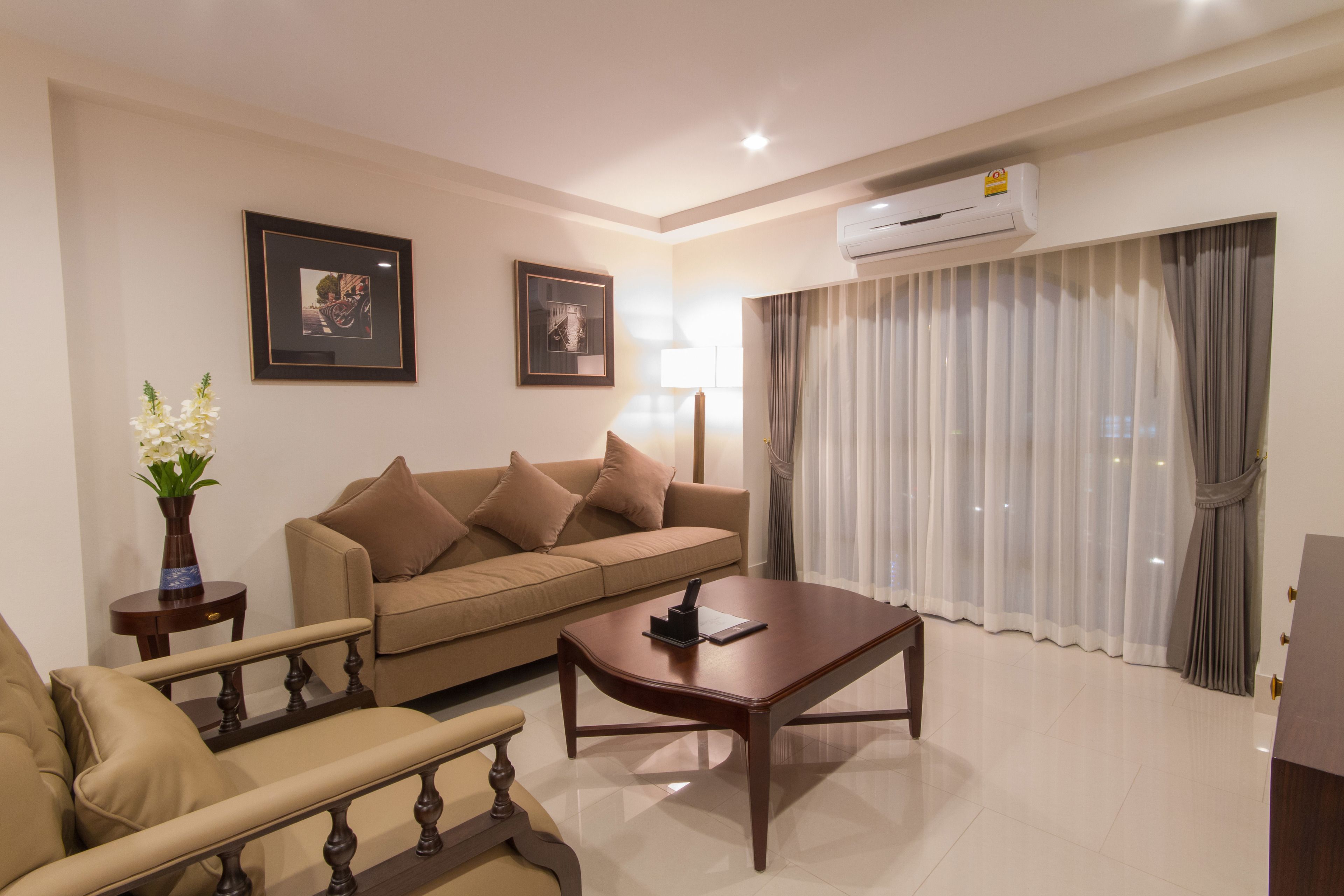 suite, 1 bedroom | living area | 40-inch tv with cable channels