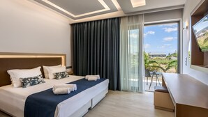 Une chambre d’hôtel moderne dotée d’un grand lit, d’un bureau et offrant une vue sur l’extérieur.