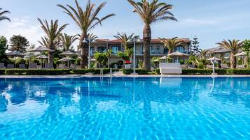 Outdoor pool, pool umbrellas, sun loungers