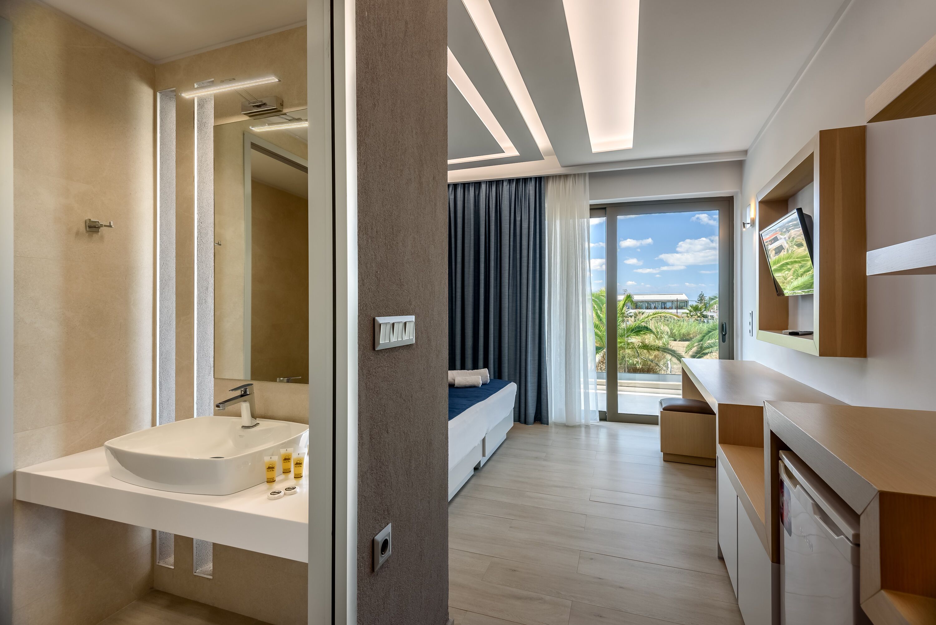 Un baño moderno con un lavamanos grande, un espejo y una ducha.