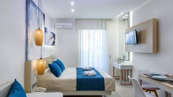 Une chambre d’hôtel moderne équipée d’un lit, d’une table de chevet, d’un bureau et d’une chaise.