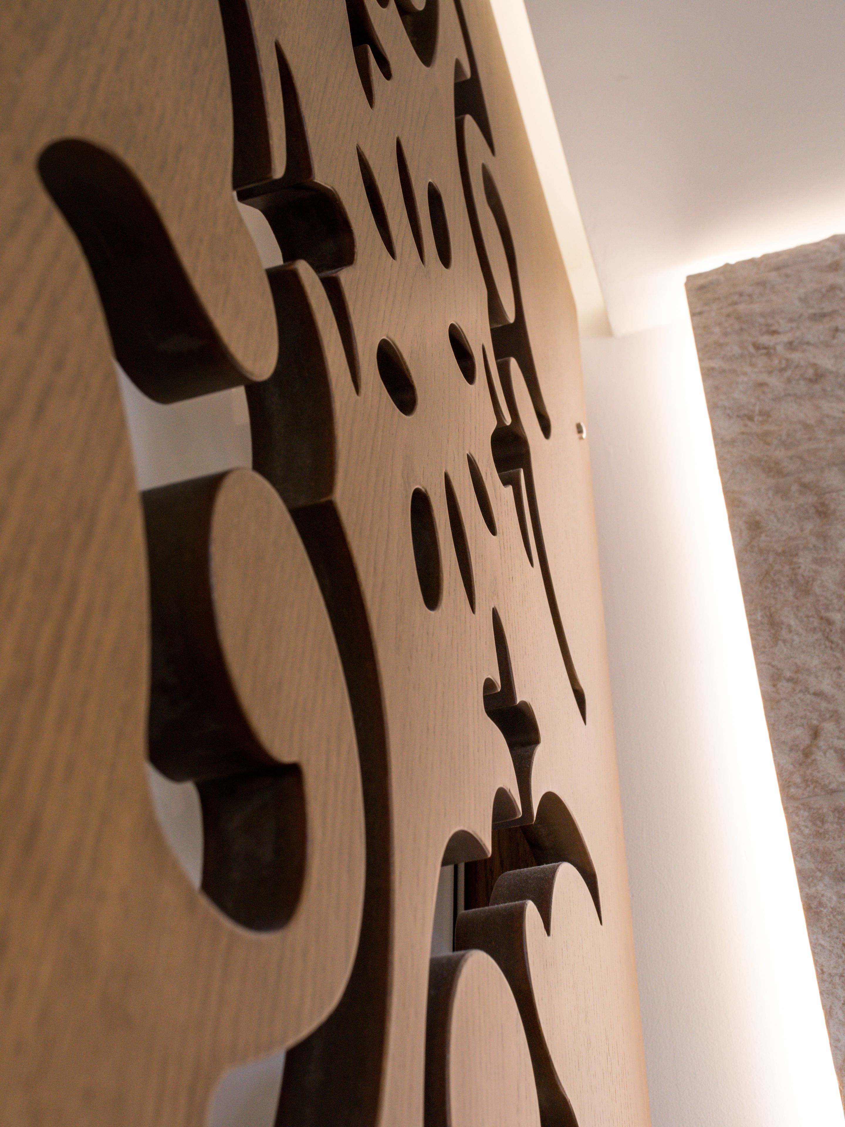Un gros plan d’un mur en bois orné d’un motif géométrique.