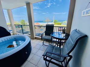 Family Suite, 3 Bedrooms, Ocean View, Oceanfront (OFS b201) - 2nd Floor | ห้องพักตกแต่งอย่างมีเอกลักษณ์, ตกแต่งพิเศษโดยเฉพาะ, ผ้าม่านกันแสง