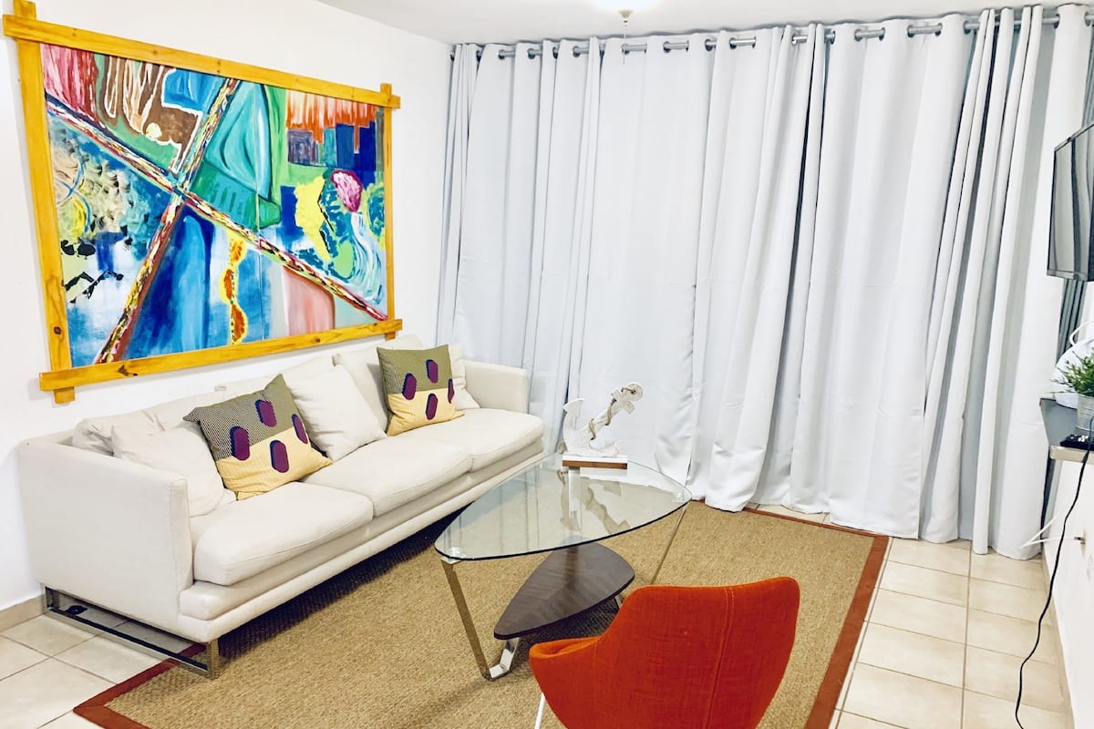 Suite familiar, 3 habitaciones, vista a la playa, frente al océano | Sala de estar | Televisión 