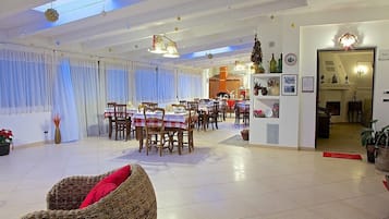 Tägliches Frühstücksbuffet (8 EUR pro Person)