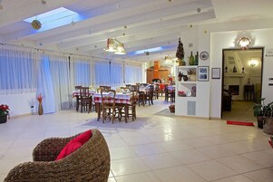 Café da manhã com buffet todos os dias (EUR 8 por pessoa) 