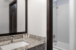 Bañera con ducha, artículos de tocador gratuitos, secador de pelo