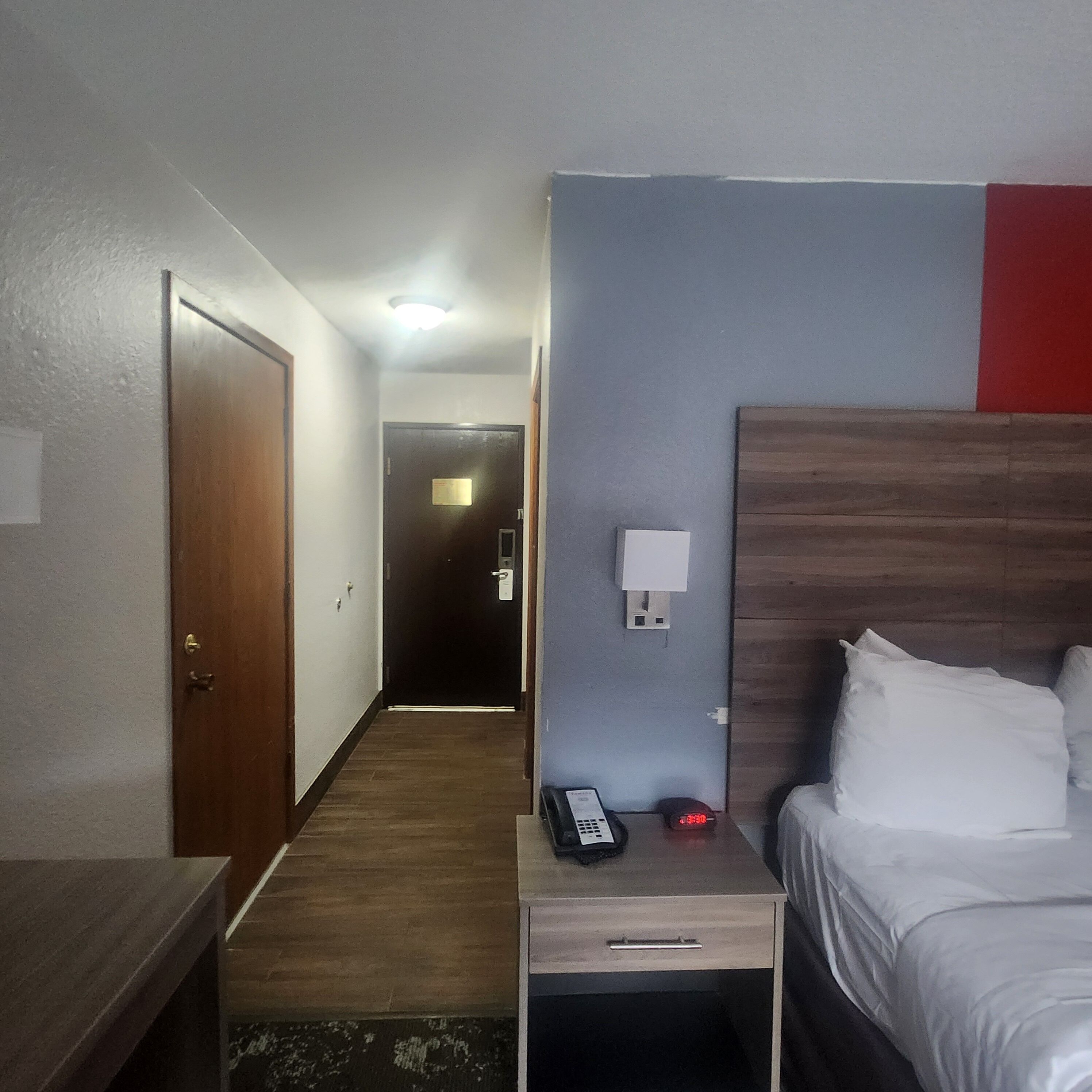 room, 1 queen bed, hearing accessible, non smoking (mobility, bathtub w/grab bars) | premium bedding, pillow-top beds, individually decorated