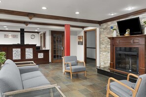 Lobby - Ramada by Wyndham Cedar Rapids South (Cedar Rapids)