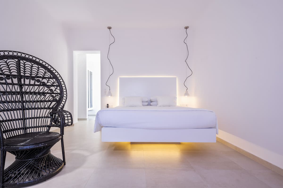Premium bedding, in-room safe, individually decorated