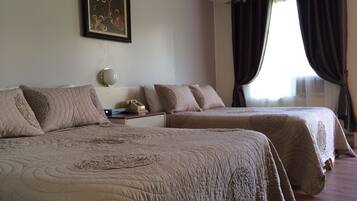 Escritorio, wifi gratis y ropa de cama