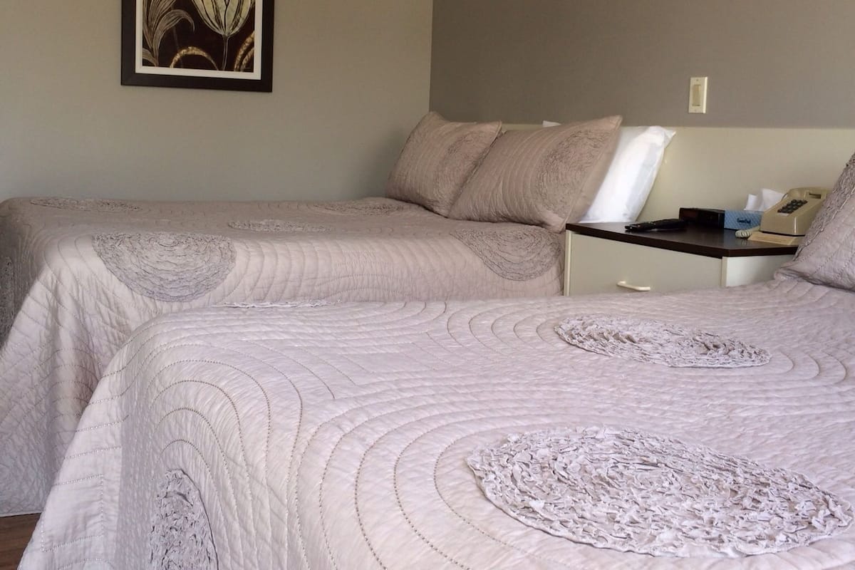 Escritorio, wifi gratis y ropa de cama