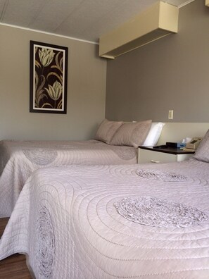 Een bureau, gratis wifi, beddengoed