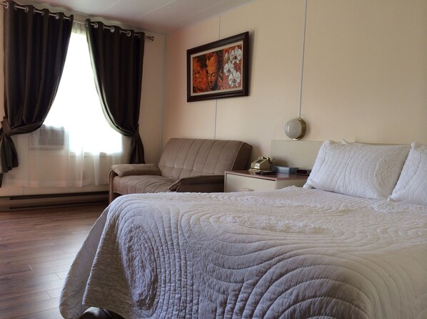 Desk, free WiFi, bed sheets - Motel de la Pente Douce (Magog)