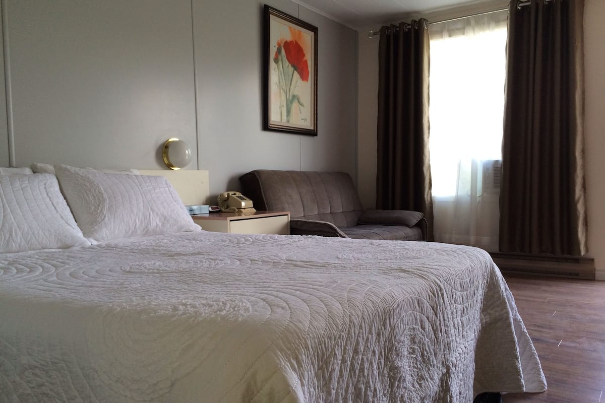 Escritorio, wifi gratis y ropa de cama