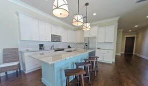 Gulf Breeze | Private kitchen | Full-size fridge, microwave, stovetop, dishwasher