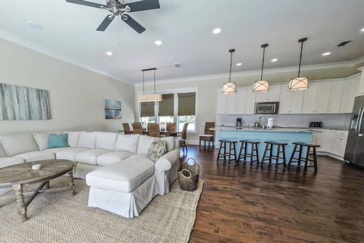Gulf Breeze | Living area