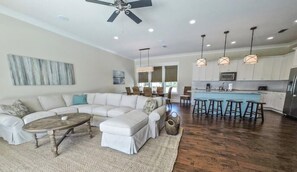 Gulf Breeze | Living area