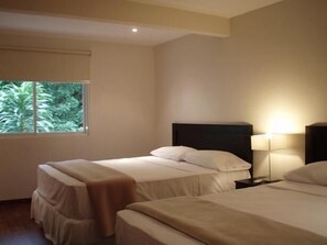 Zimmer, 2 Queen-Betten | Kostenlose Babybetten, kostenloses WLAN