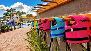 4 piscinas techadas, 7 piscinas al aire libre, sombrillas