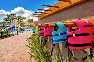 4 piscinas techadas, 7 piscinas al aire libre, sombrillas